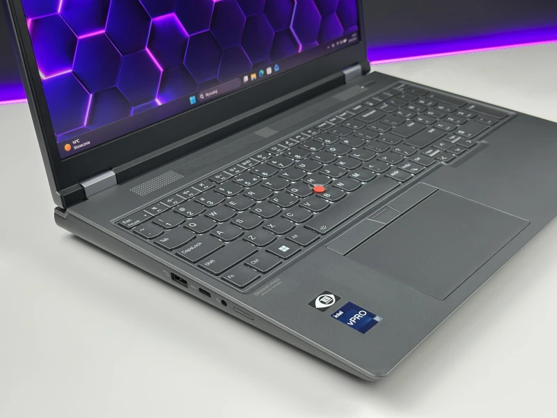 Lenovo ThinkPad P16 Gen 1 z i7-12850HX, ekranem 16" 4K UHD+ i RTX A5500. Stacja robocza z 4 slotami RAM DDR5 i czytnikiem linii papilarnych.