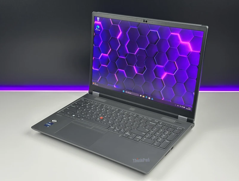 Lenovo ThinkPad P16 Gen 1 z i7-12850HX, ekranem 16" 4K UHD+ i RTX A5500. Stacja robocza z 4 slotami RAM DDR5 i czytnikiem linii papilarnych.