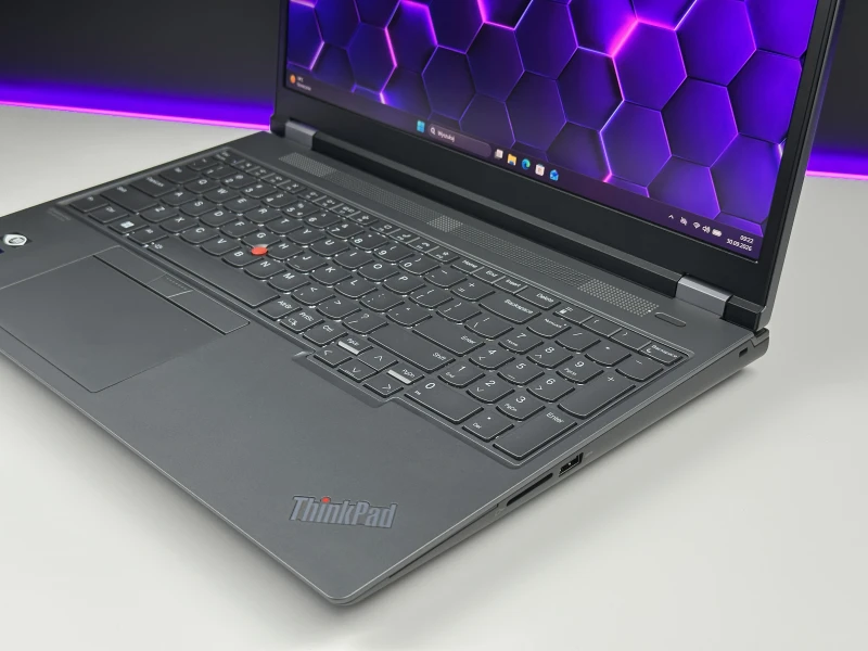 Lenovo ThinkPad P16 Gen 1 z i7-12850HX, ekranem 16" 4K UHD+ i RTX A5500. Stacja robocza z 4 slotami RAM DDR5 i czytnikiem linii papilarnych.