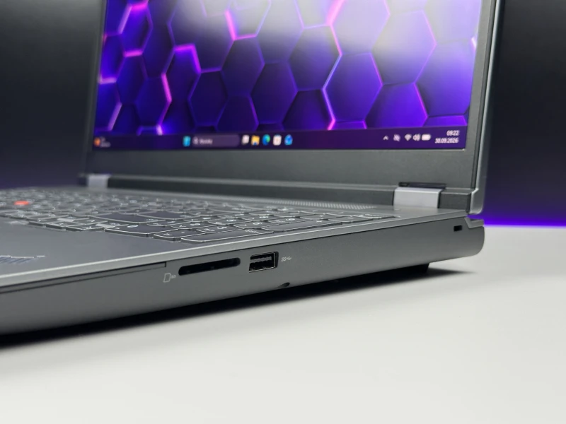 Lenovo ThinkPad P16 Gen 1 z i7-12850HX, ekranem 16" 4K UHD+ i RTX A5500. Stacja robocza z 4 slotami RAM DDR5 i czytnikiem linii papilarnych.