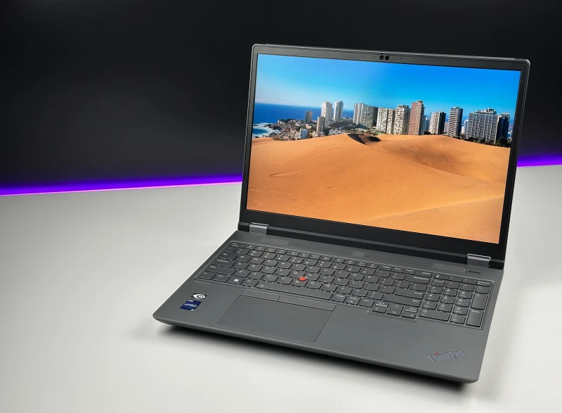 Lenovo ThinkPad P16 Gen 1 z i7-12850HX, ekranem 16" 4K UHD+ i RTX A5500. Stacja robocza z 4 slotami RAM DDR5 i czytnikiem linii papilarnych.