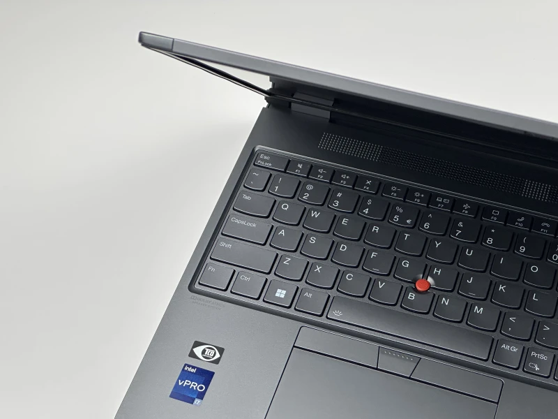 Lenovo ThinkPad P16 Gen 1 z i7-12850HX, ekranem 16" 4K UHD+ i RTX A5500. Stacja robocza z 4 slotami RAM DDR5 i czytnikiem linii papilarnych.