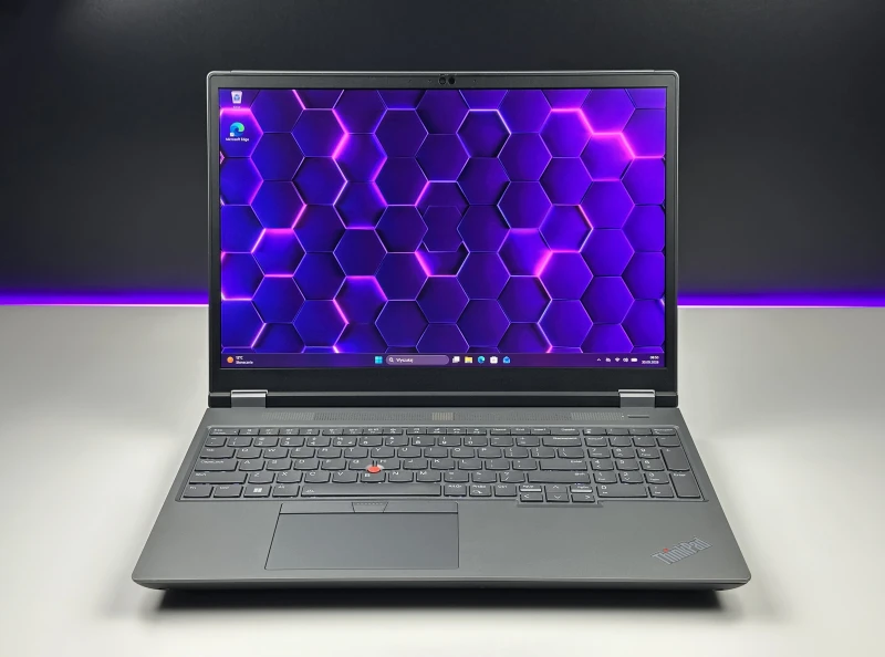 Lenovo ThinkPad P16 Gen 1 z i7-12850HX, ekranem 16" 4K UHD+ i RTX A5500. Stacja robocza z 4 slotami RAM DDR5 i czytnikiem linii papilarnych.