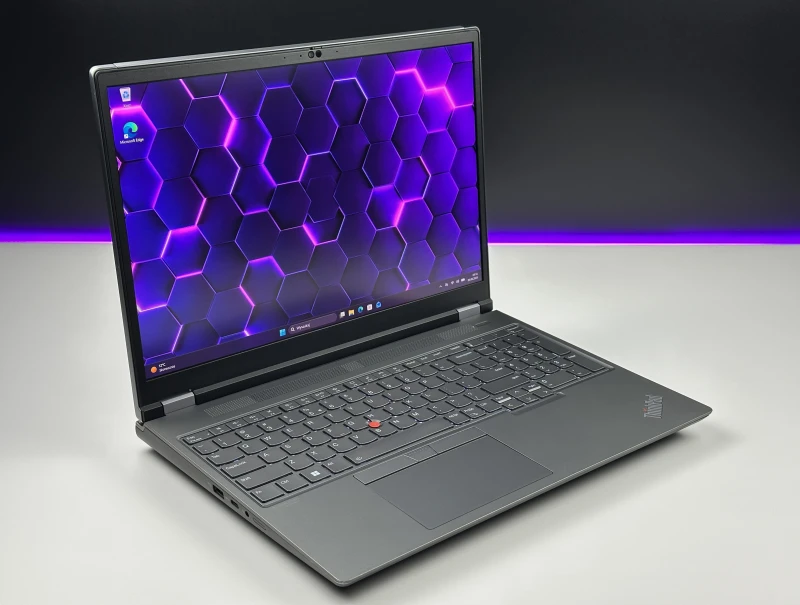 Lenovo ThinkPad P16 Gen 1 z i7-12850HX, ekranem 16" 4K UHD+ i RTX A5500. Stacja robocza z 4 slotami RAM DDR5 i czytnikiem linii papilarnych.