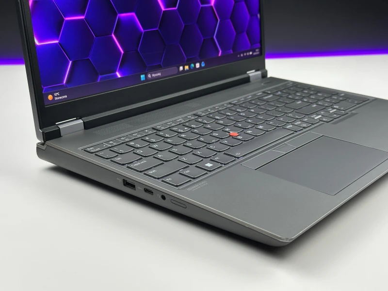 Lenovo ThinkPad P16 Gen 1 z i7-12850HX, ekranem 16" 4K UHD+ i RTX A5500. Stacja robocza z 4 slotami RAM DDR5 i czytnikiem linii papilarnych.