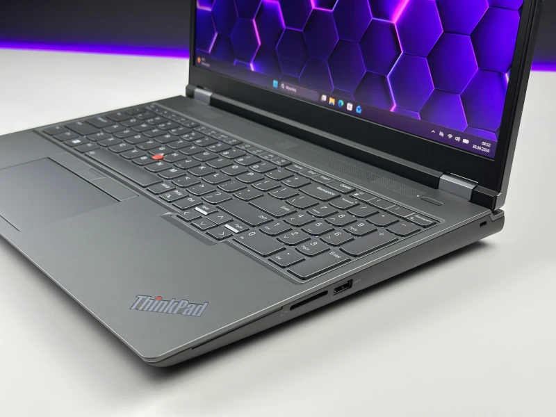 Lenovo ThinkPad P16 Gen 1 z i7-12850HX, ekranem 16" 4K UHD+ i RTX A5500. Stacja robocza z 4 slotami RAM DDR5 i czytnikiem linii papilarnych.