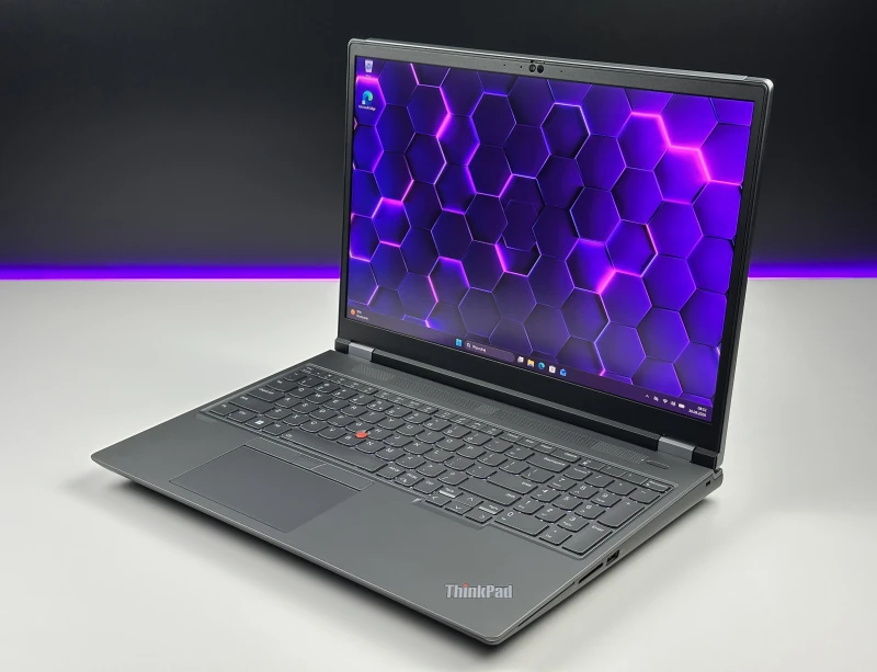 Lenovo ThinkPad P16 Gen 1 z i7-12850HX, ekranem 16" 4K UHD+ i RTX A5500. Stacja robocza z 4 slotami RAM DDR5 i czytnikiem linii papilarnych.