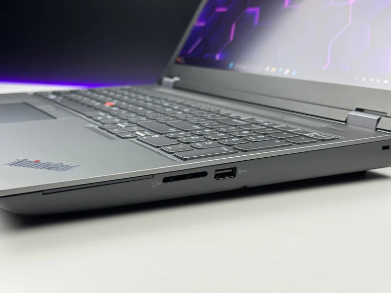 Lenovo ThinkPad P16 Gen 1 z i7-12850HX, ekranem 16" 4K UHD+ i RTX A5500. Stacja robocza z 4 slotami RAM DDR5 i czytnikiem linii papilarnych.