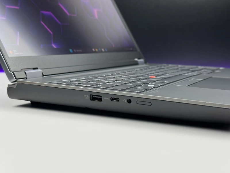 Lenovo ThinkPad P16 Gen 1 z i7-12850HX, ekranem 16" 4K UHD+ i RTX A5500. Stacja robocza z 4 slotami RAM DDR5 i czytnikiem linii papilarnych.
