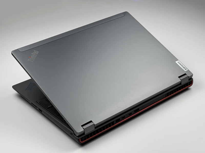 Lenovo ThinkPad P16 Gen 1 z i7-12850HX, ekranem 16" 4K UHD+ i RTX A5500. Stacja robocza z 4 slotami RAM DDR5 i czytnikiem linii papilarnych.