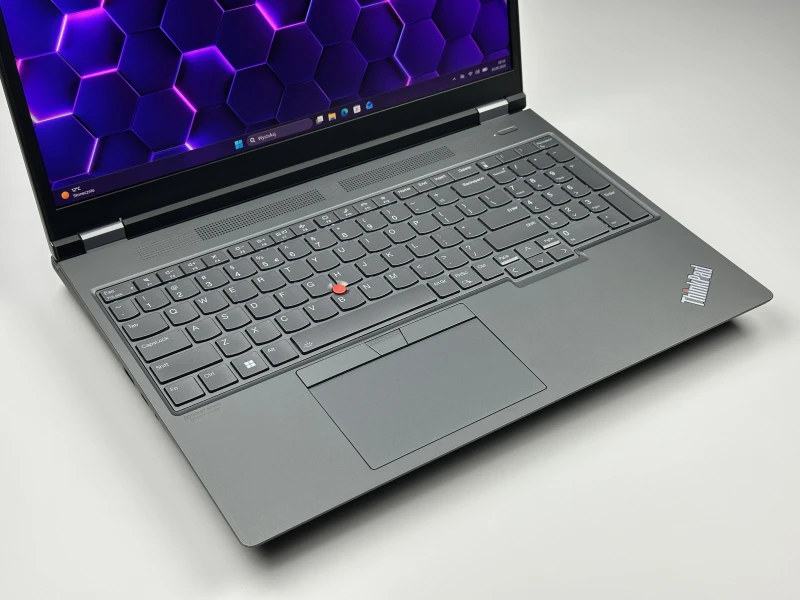 Lenovo ThinkPad P16 Gen 1 z i7-12850HX, ekranem 16" 4K UHD+ i RTX A5500. Stacja robocza z 4 slotami RAM DDR5 i czytnikiem linii papilarnych.