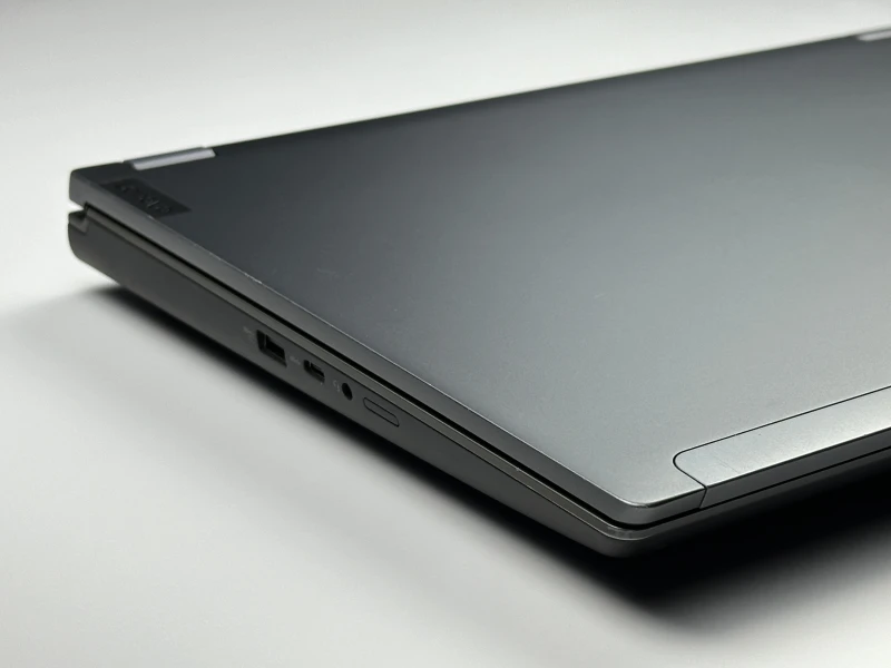 Lenovo ThinkPad P16 Gen 1 z i7-12850HX, ekranem 16" 4K UHD+ i RTX A5500. Stacja robocza z 4 slotami RAM DDR5 i czytnikiem linii papilarnych.