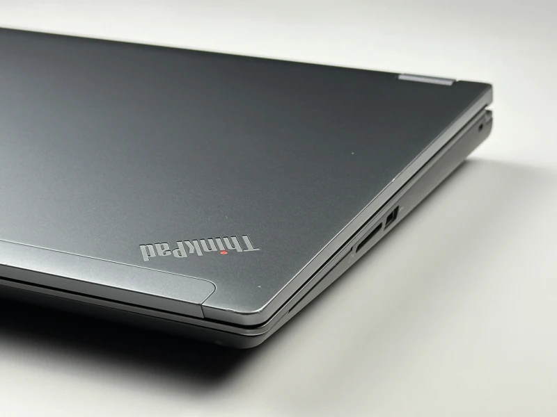 Lenovo ThinkPad P16 Gen 1 z i7-12850HX, ekranem 16" 4K UHD+ i RTX A5500. Stacja robocza z 4 slotami RAM DDR5 i czytnikiem linii papilarnych.