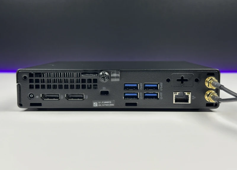 Dell OptiPlex 7090 Micro z i5-11500T, pamięcią DDR4 i Intel UHD 750. Komputer z zewnętrzną anteną Wi-Fi i łatwym dostępem do podzespołów.