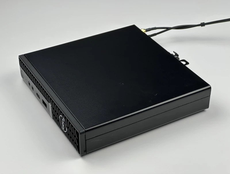 Dell OptiPlex 7090 Micro z i5-11500T, pamięcią DDR4 i Intel UHD 750. Komputer z zewnętrzną anteną Wi-Fi i łatwym dostępem do podzespołów.
