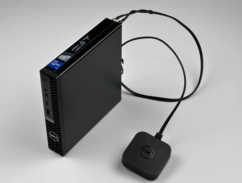 Dell OptiPlex 7090 Micro z i5-11500T, pamięcią DDR4 i Intel UHD 750. Komputer z zewnętrzną anteną Wi-Fi i łatwym dostępem do podzespołów.