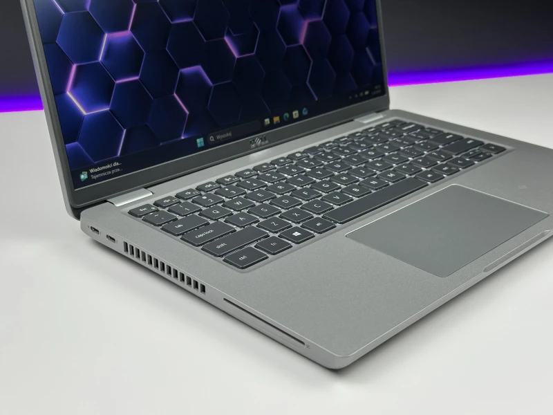 Dell Latitude 5421 z procesorem i7-11850H, ekranem 14" FHD i Intel UHD Graphics. Laptop biznesowy z czytnikiem linii papilarnych i Thunderbolt 4.