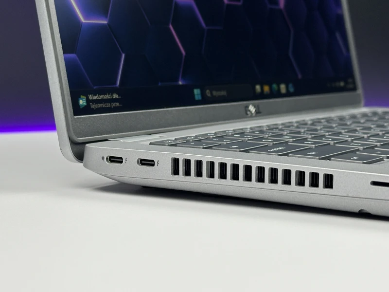 Dell Latitude 5421 z procesorem i7-11850H, ekranem 14" FHD i Intel UHD Graphics. Laptop biznesowy z czytnikiem linii papilarnych i Thunderbolt 4.
