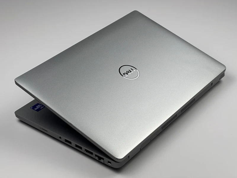 Dell Latitude 5421 z procesorem i7-11850H, ekranem 14" FHD i Intel UHD Graphics. Laptop biznesowy z czytnikiem linii papilarnych i Thunderbolt 4.