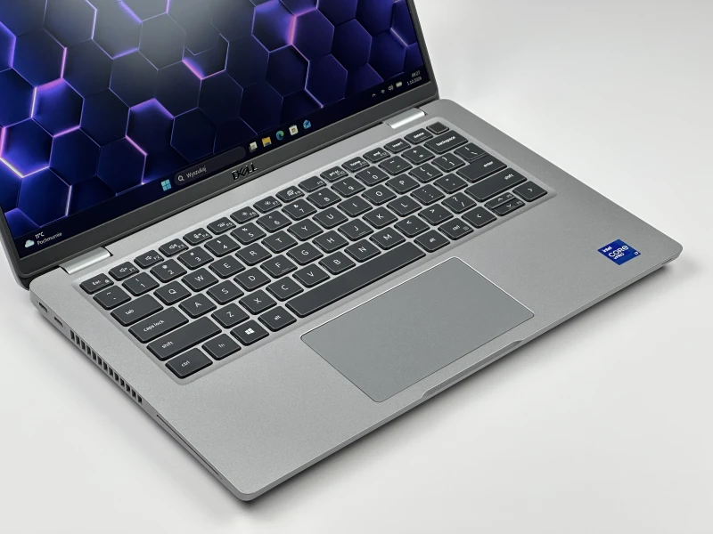 Dell Latitude 5421 z procesorem i7-11850H, ekranem 14" FHD i Intel UHD Graphics. Laptop biznesowy z czytnikiem linii papilarnych i Thunderbolt 4.