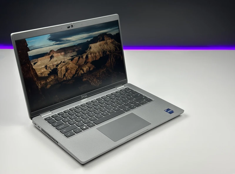 Dell Latitude 5431 z procesorem i7-1270P, pamięcią DDR5, ekranem 14" FHD i GeForce MX550. Laptop biznesowy z klawiaturą US i Thunderbolt 4.