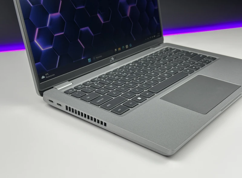 Dell Latitude 5431 z procesorem i7-1270P, pamięcią DDR5, ekranem 14" FHD i GeForce MX550. Laptop biznesowy z klawiaturą US i Thunderbolt 4.