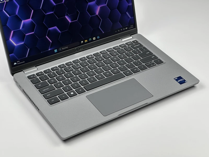 Dell Latitude 5431 z procesorem i7-1270P, pamięcią DDR5, ekranem 14" FHD i GeForce MX550. Laptop biznesowy z klawiaturą US i Thunderbolt 4.