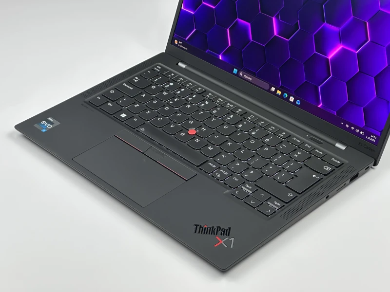 Lenovo ThinkPad X1 Carbon Gen 11 z i7-1355U, 32GB RAM i ekranem 14" OLED 2.8K. Ultralekki laptop biznesowy z Intel Iris Xe, modemem LTE.