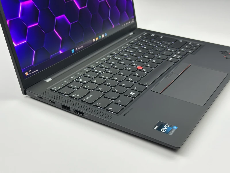Lenovo ThinkPad X1 Carbon Gen 11 z i7-1355U, 32GB RAM i ekranem 14" OLED 2.8K. Ultralekki laptop biznesowy z Intel Iris Xe, modemem LTE.