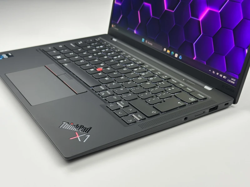 Lenovo ThinkPad X1 Carbon Gen 11 z i7-1355U, 32GB RAM i ekranem 14" OLED 2.8K. Ultralekki laptop biznesowy z Intel Iris Xe, modemem LTE.
