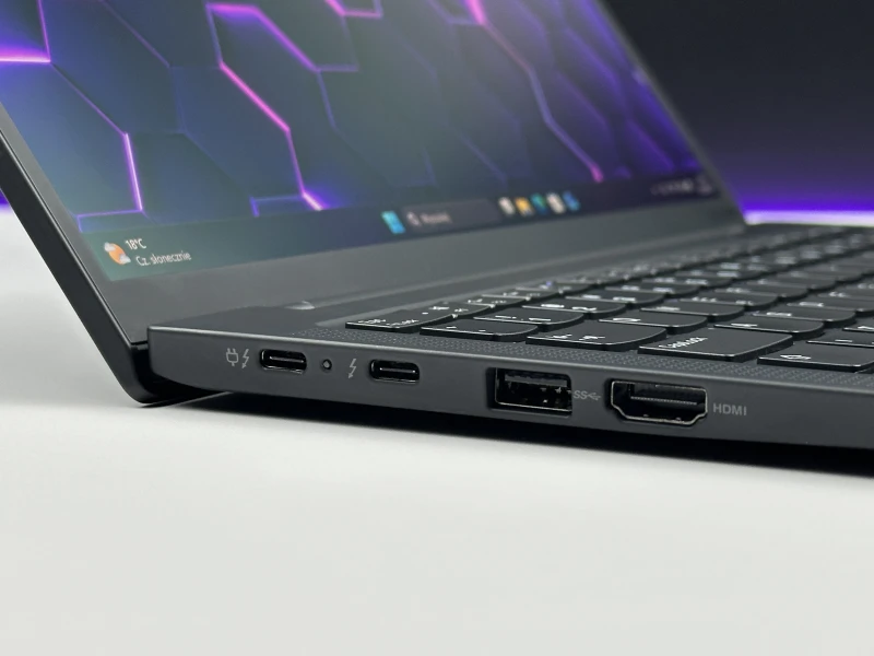 Lenovo ThinkPad X1 Carbon Gen 11 z i7-1355U, 32GB RAM i ekranem 14" OLED 2.8K. Ultralekki laptop biznesowy z Intel Iris Xe, modemem LTE.