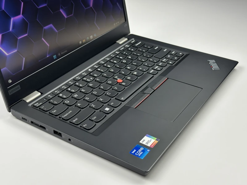 Lenovo ThinkPad L13 Gen 2 z procesorem i5-1145G7, 16GB RAM i ekranem 13.3" FHD. Kompaktowy laptop z Intel Iris Xe Graphics i klawiaturą US.