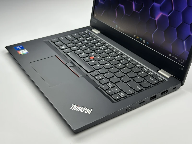 Lenovo ThinkPad L13 Gen 2 z procesorem i5-1145G7, 16GB RAM i ekranem 13.3" FHD. Kompaktowy laptop z Intel Iris Xe Graphics i klawiaturą US.