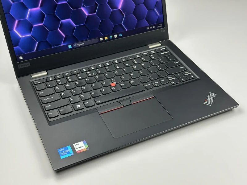 Lenovo ThinkPad L13 Gen 2 z procesorem i5-1145G7, 16GB RAM i ekranem 13.3" FHD. Kompaktowy laptop z Intel Iris Xe Graphics i klawiaturą US.