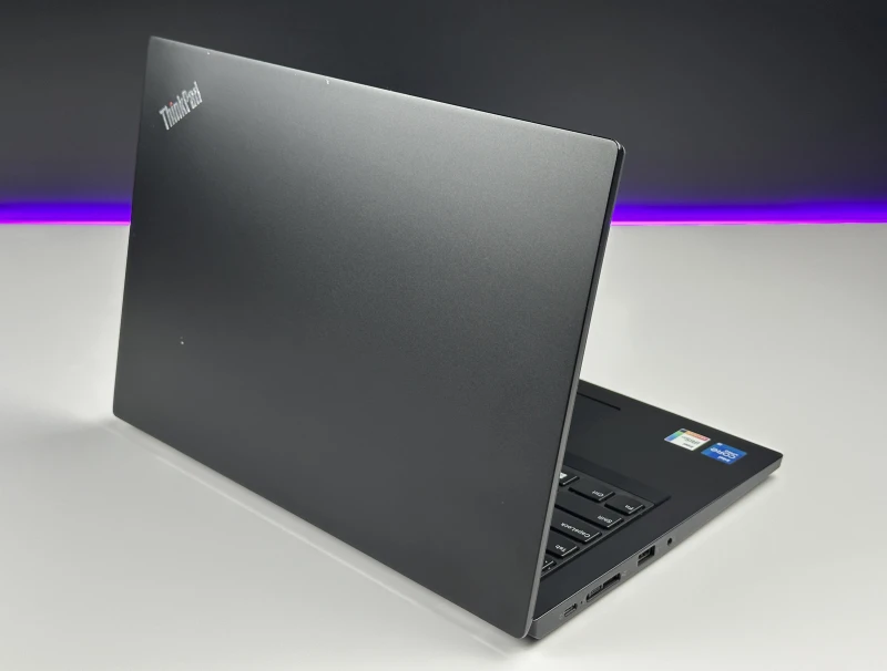 Lenovo ThinkPad L13 Gen 2 z procesorem i5-1145G7, 16GB RAM i ekranem 13.3" FHD. Kompaktowy laptop z Intel Iris Xe Graphics i klawiaturą US.