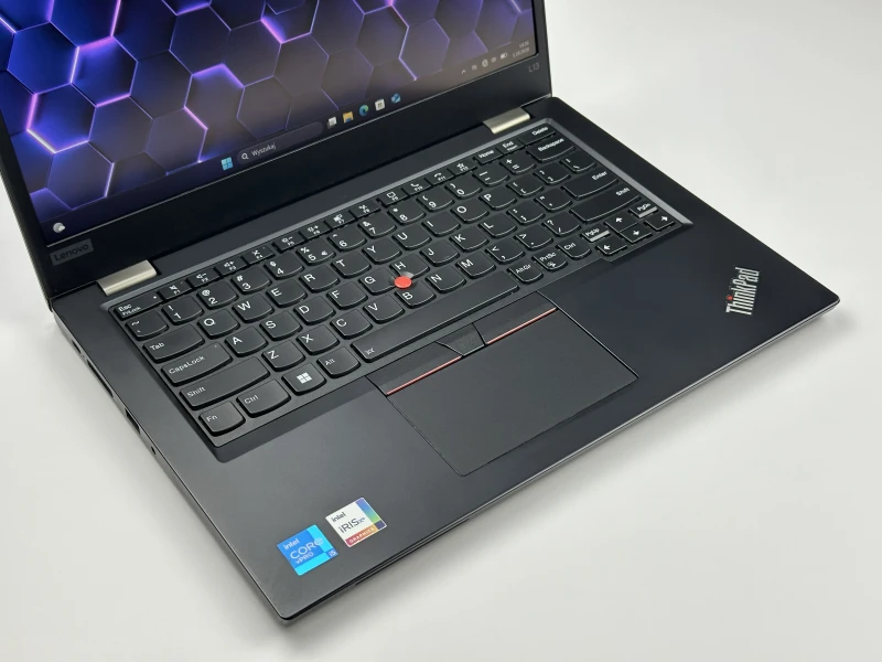 Lenovo ThinkPad L13 Gen 2 z procesorem i5-1145G7, 16GB RAM i ekranem 13.3" FHD. Kompaktowy laptop z Intel Iris Xe Graphics i klawiaturą US.