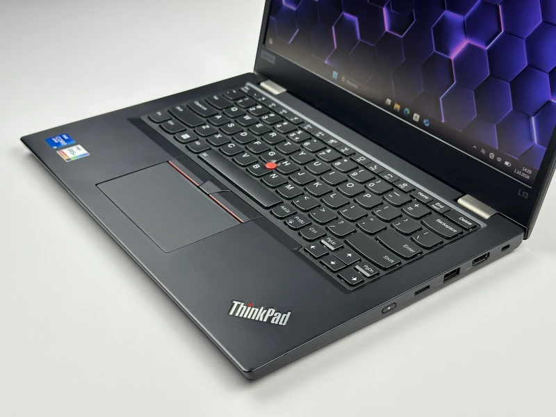 Lenovo ThinkPad L13 Gen 2 z procesorem i5-1145G7, 16GB RAM i ekranem 13.3" FHD. Kompaktowy laptop z Intel Iris Xe Graphics i klawiaturą US.