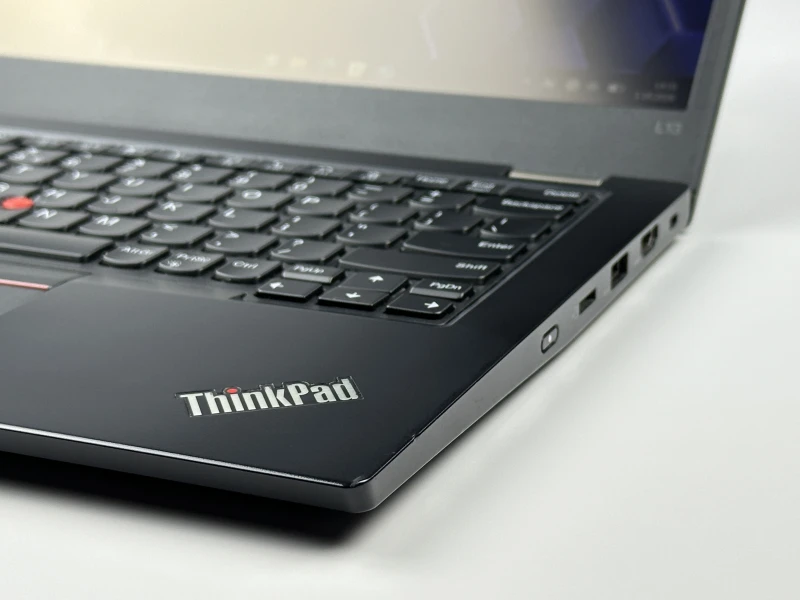 Lenovo ThinkPad L13 Gen 2 z procesorem i5-1145G7, 16GB RAM i ekranem 13.3" FHD. Kompaktowy laptop z Intel Iris Xe Graphics i klawiaturą US.