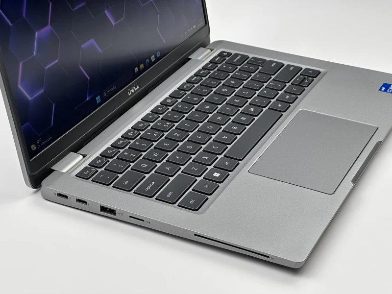 Dell Latitude 5330 – i5-1245U, 8GB RAM i FHD 13.3". Lekki biznesowy ultrabook z klawiaturą US. Idealny do pracy mobilnej, nauki i codziennych zadań.
