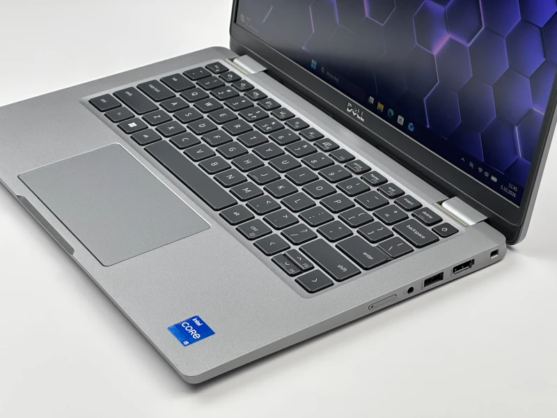 Dell Latitude 5330 – i5-1245U, 8GB RAM i FHD 13.3". Lekki biznesowy ultrabook z klawiaturą US. Idealny do pracy mobilnej, nauki i codziennych zadań.