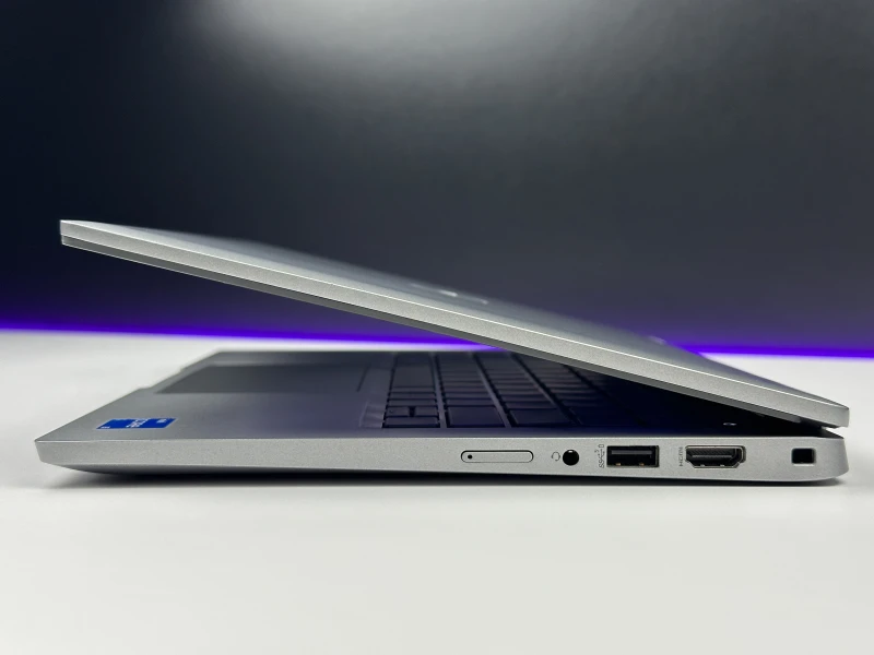 Dell Latitude 5330 – i5-1245U, 8GB RAM i FHD 13.3". Lekki biznesowy ultrabook z klawiaturą US. Idealny do pracy mobilnej, nauki i codziennych zadań.