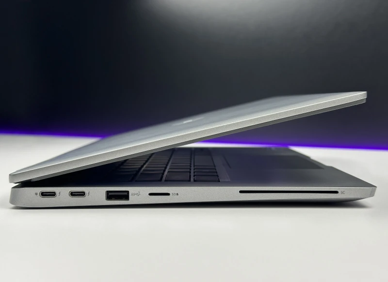Dell Latitude 5330 – i5-1245U, 8GB RAM i FHD 13.3". Lekki biznesowy ultrabook z klawiaturą US. Idealny do pracy mobilnej, nauki i codziennych zadań.