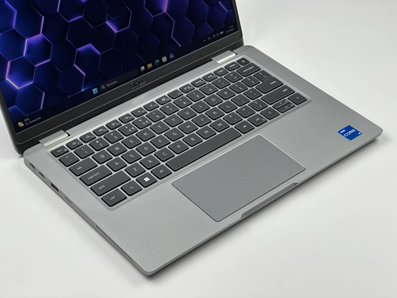Dell Latitude 5330 – i5-1245U, 8GB RAM i FHD 13.3". Lekki biznesowy ultrabook z klawiaturą US. Idealny do pracy mobilnej, nauki i codziennych zadań.