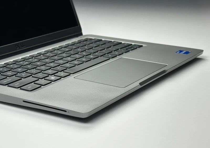 Dell Latitude 5330 – i5-1245U, 8GB RAM i FHD 13.3". Lekki biznesowy ultrabook z klawiaturą US. Idealny do pracy mobilnej, nauki i codziennych zadań.