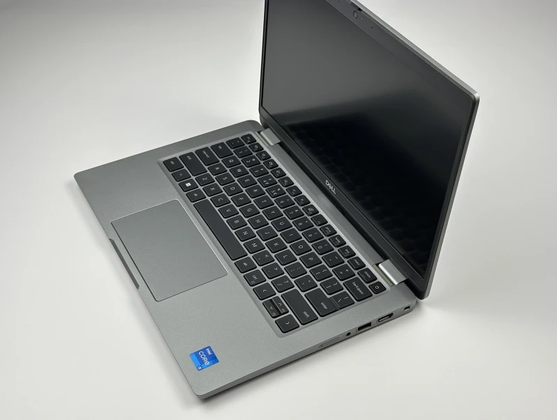Dell Latitude 5330 – i5-1245U, 8GB RAM i FHD 13.3". Lekki biznesowy ultrabook z klawiaturą US. Idealny do pracy mobilnej, nauki i codziennych zadań.