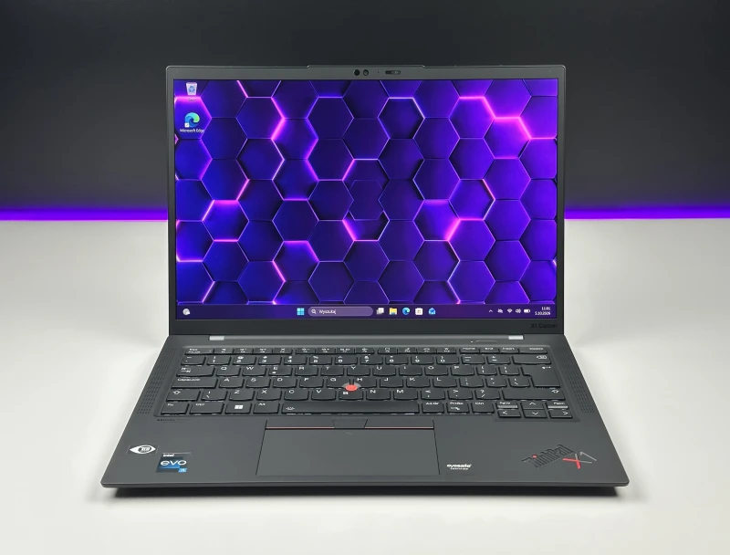 Lenovo ThinkPad X1 Carbon Gen 10 z i5-1240P, 16GB RAM i ekranem 14" FHD+. Ultralekki laptop z Intel Iris Xe i czytnikiem linii papilarnych.