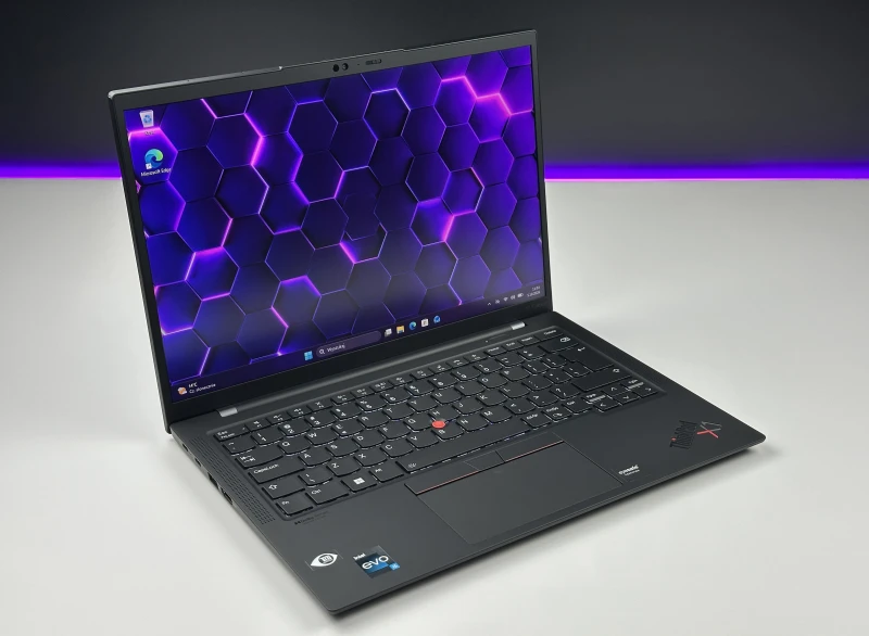 Lenovo ThinkPad X1 Carbon Gen 10 z i5-1240P, 16GB RAM i ekranem 14" FHD+. Ultralekki laptop z Intel Iris Xe i czytnikiem linii papilarnych.