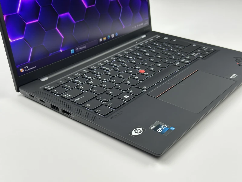 Lenovo ThinkPad X1 Carbon Gen 10 z i5-1240P, 16GB RAM i ekranem 14" FHD+. Ultralekki laptop z Intel Iris Xe i czytnikiem linii papilarnych.