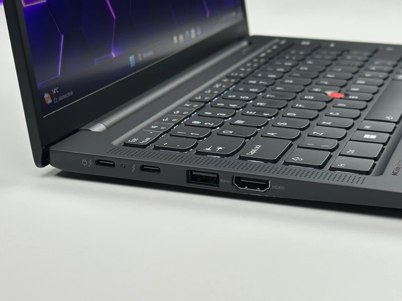 Lenovo ThinkPad X1 Carbon Gen 10 z i5-1240P, 16GB RAM i ekranem 14" FHD+. Ultralekki laptop z Intel Iris Xe i czytnikiem linii papilarnych.