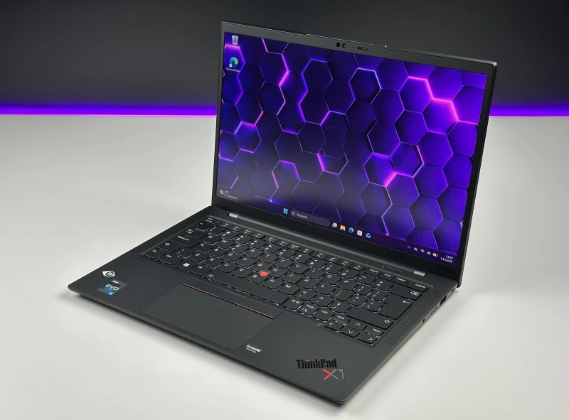Lenovo ThinkPad X1 Carbon Gen 10 z i5-1240P, 16GB RAM i ekranem 14" FHD+. Ultralekki laptop z Intel Iris Xe i czytnikiem linii papilarnych.